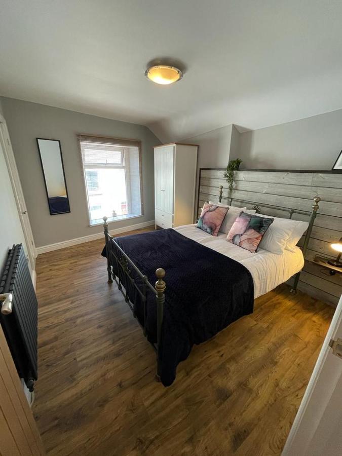 Stunning 1 Bedroom Flat In Apartment *
