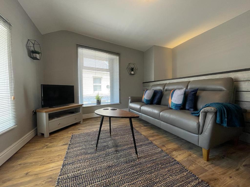 Stunning 1 Bedroom Flat In Apartment *