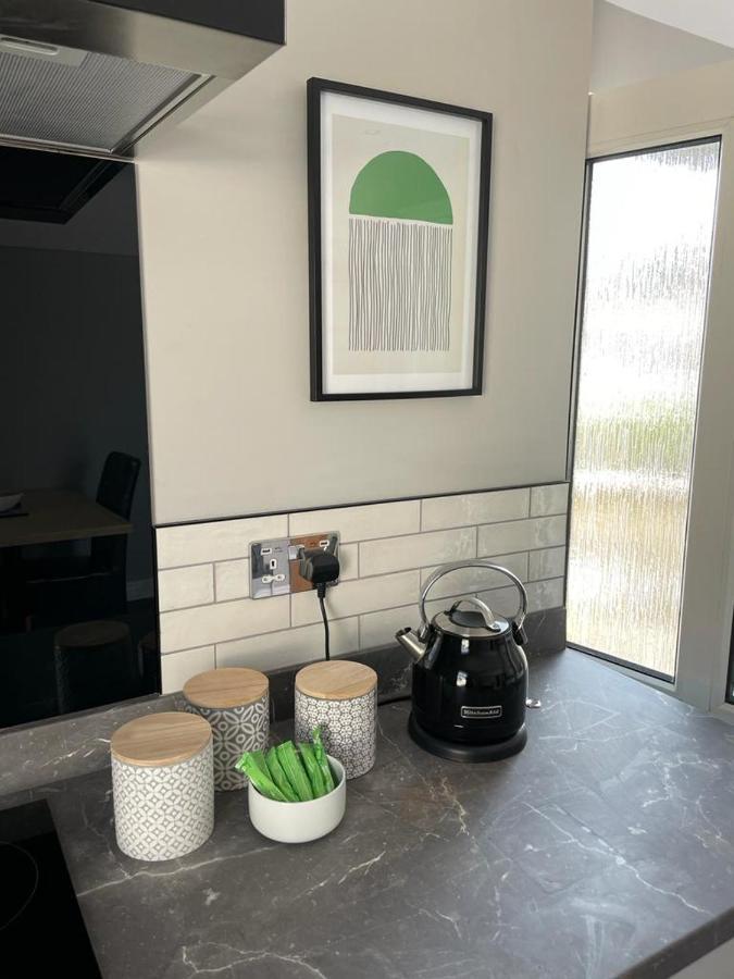 Stunning 1 Bedroom Flat In Apartment *