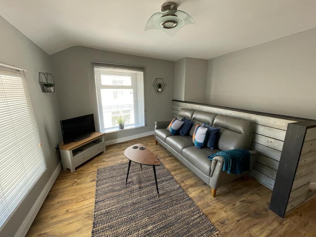 Stunning 1 Bedroom Flat In Apartment